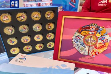 亚冬会文创周边玩出新花样 特许商品“燃”起冰雪热潮